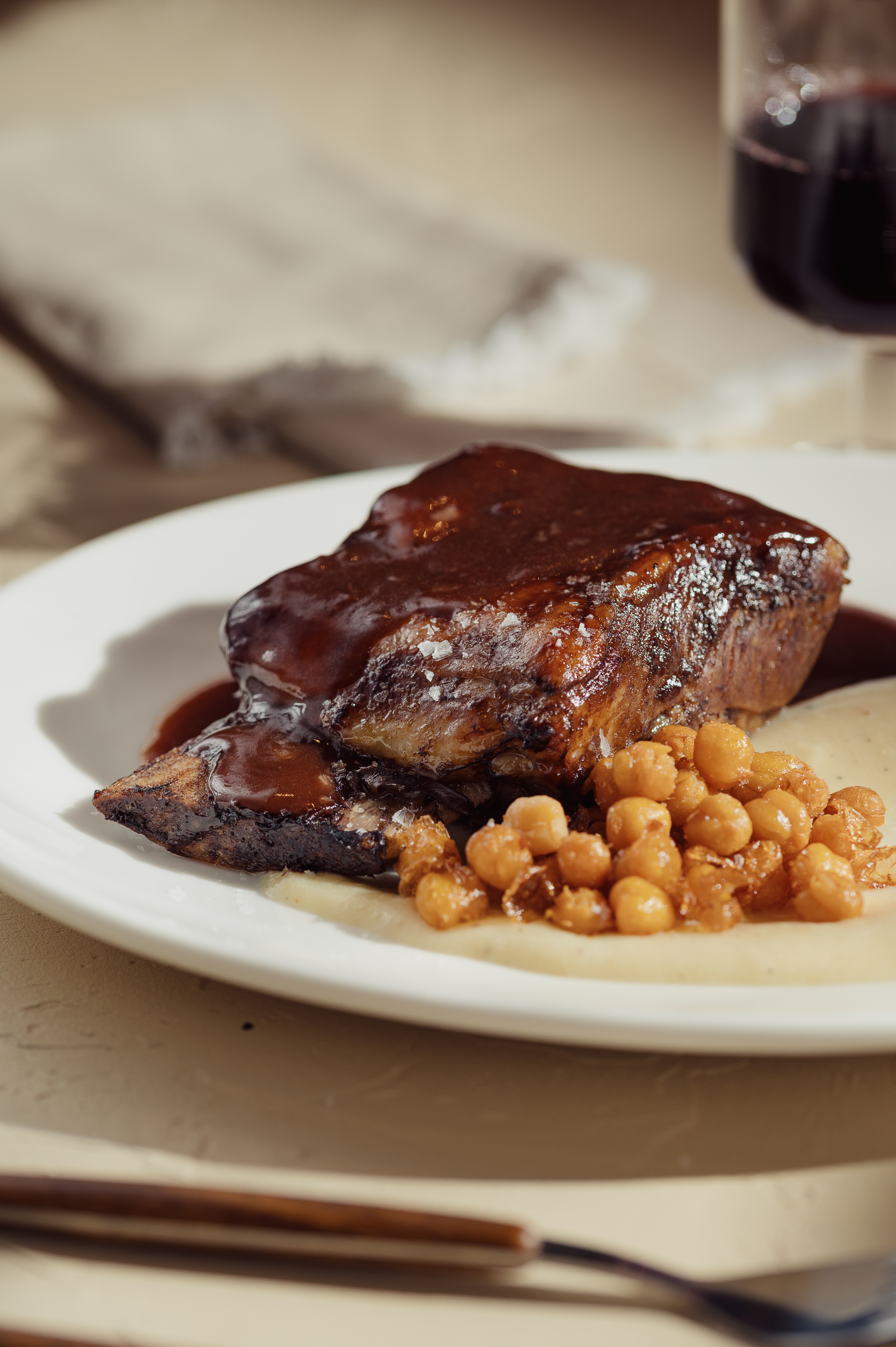 Costilla black angus con parmentier y garbanzos fritos