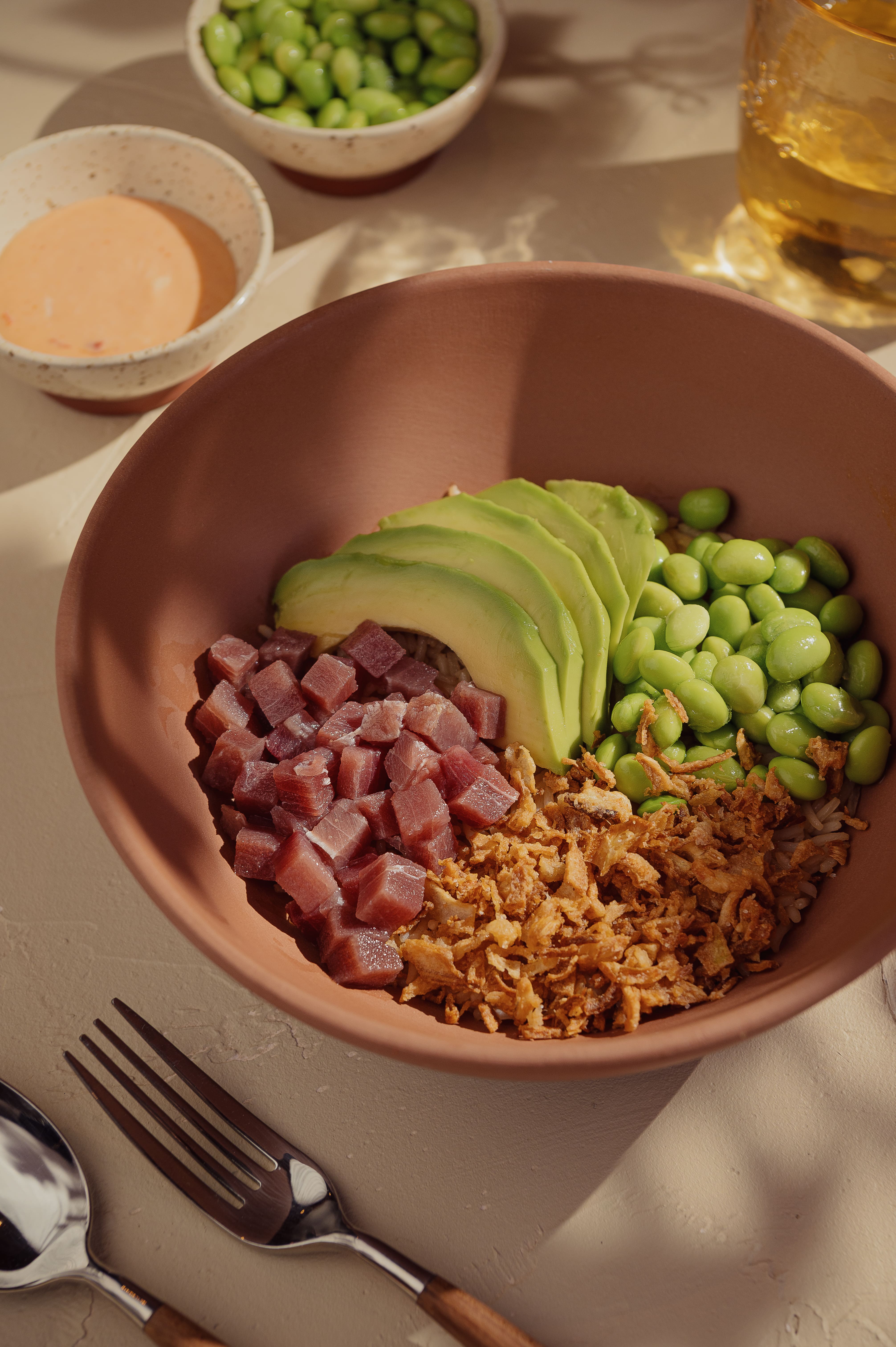 Bowl de atun con aguacate, cebolla crujiente y mahonesa sweet si