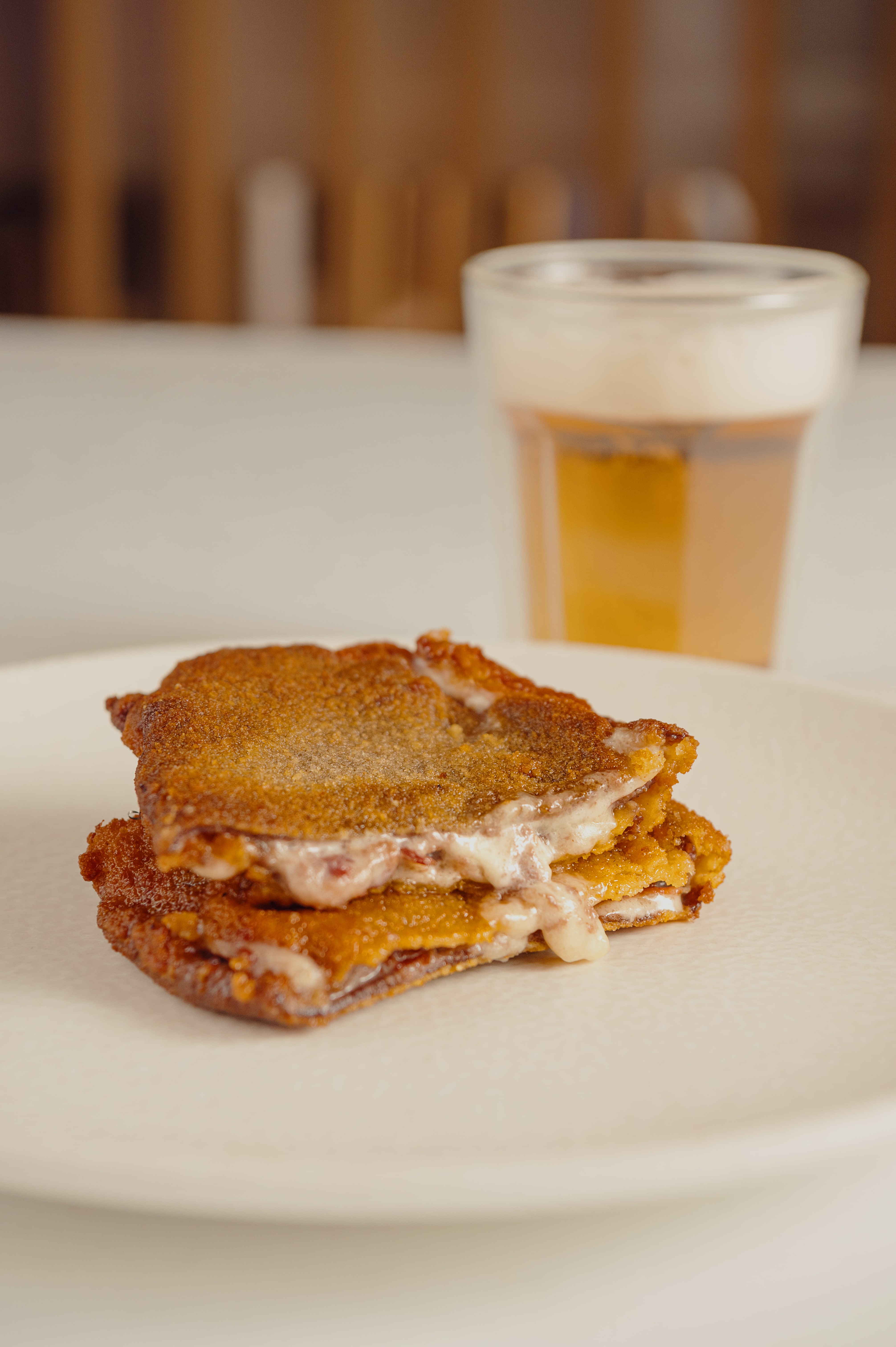 Cachopo de ternera con jamón y gouda