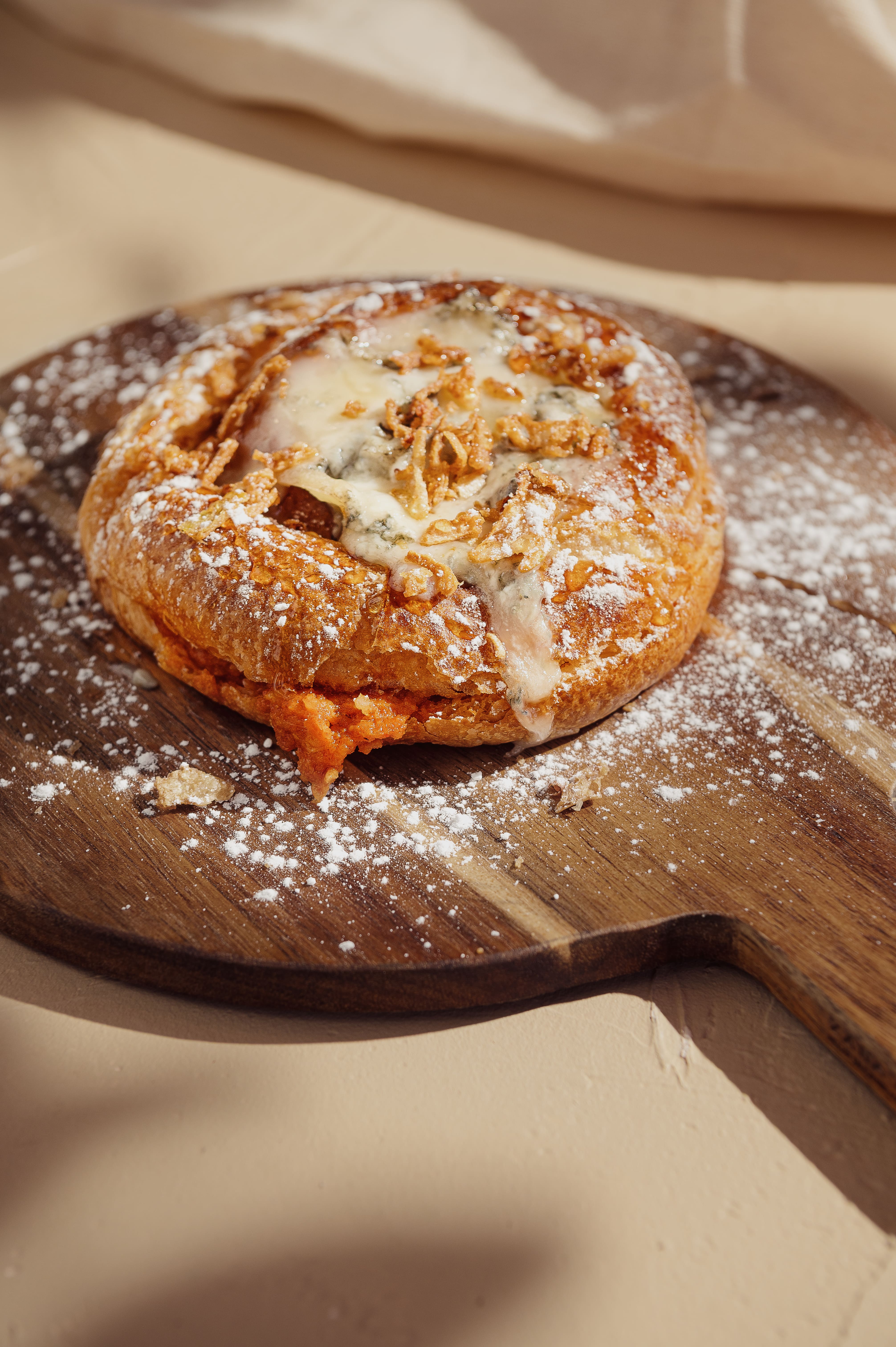 Ensaimada balear de sobrasada, gorgonzola y miel