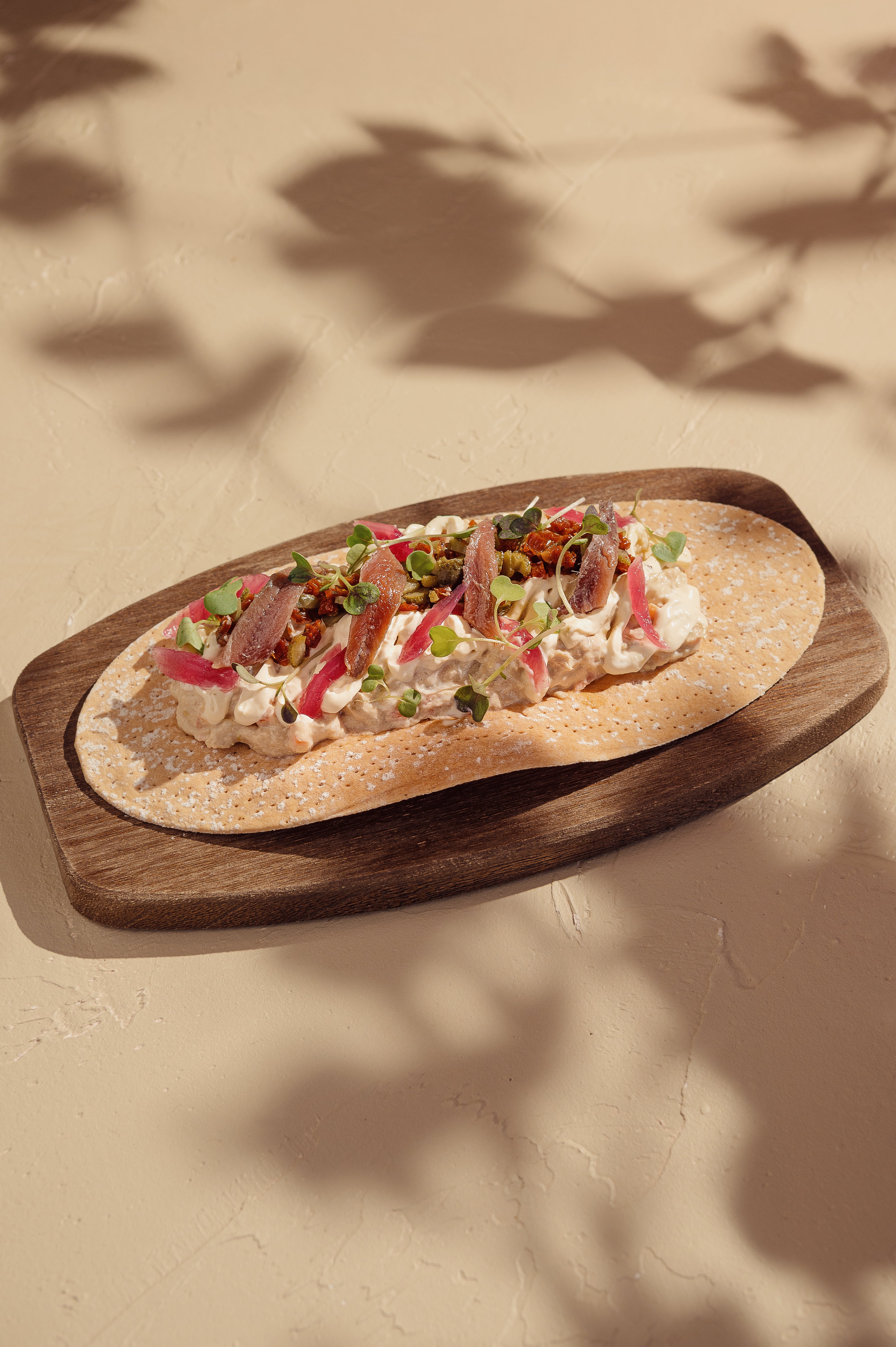 Ensaladilla rusa con ventresca y mahonesa de piparra sobre cruji