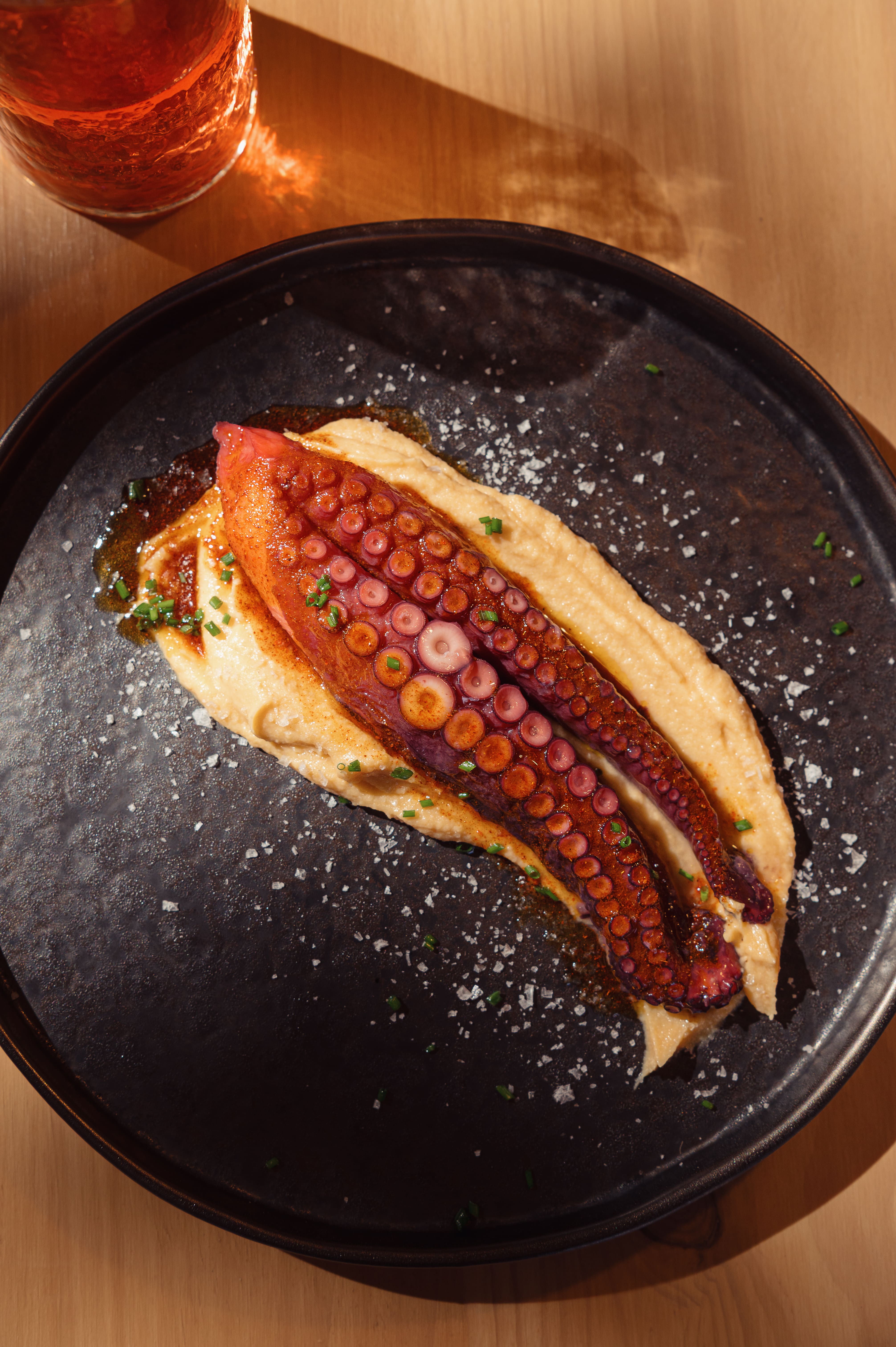 Pulpo sobre patata revolcona