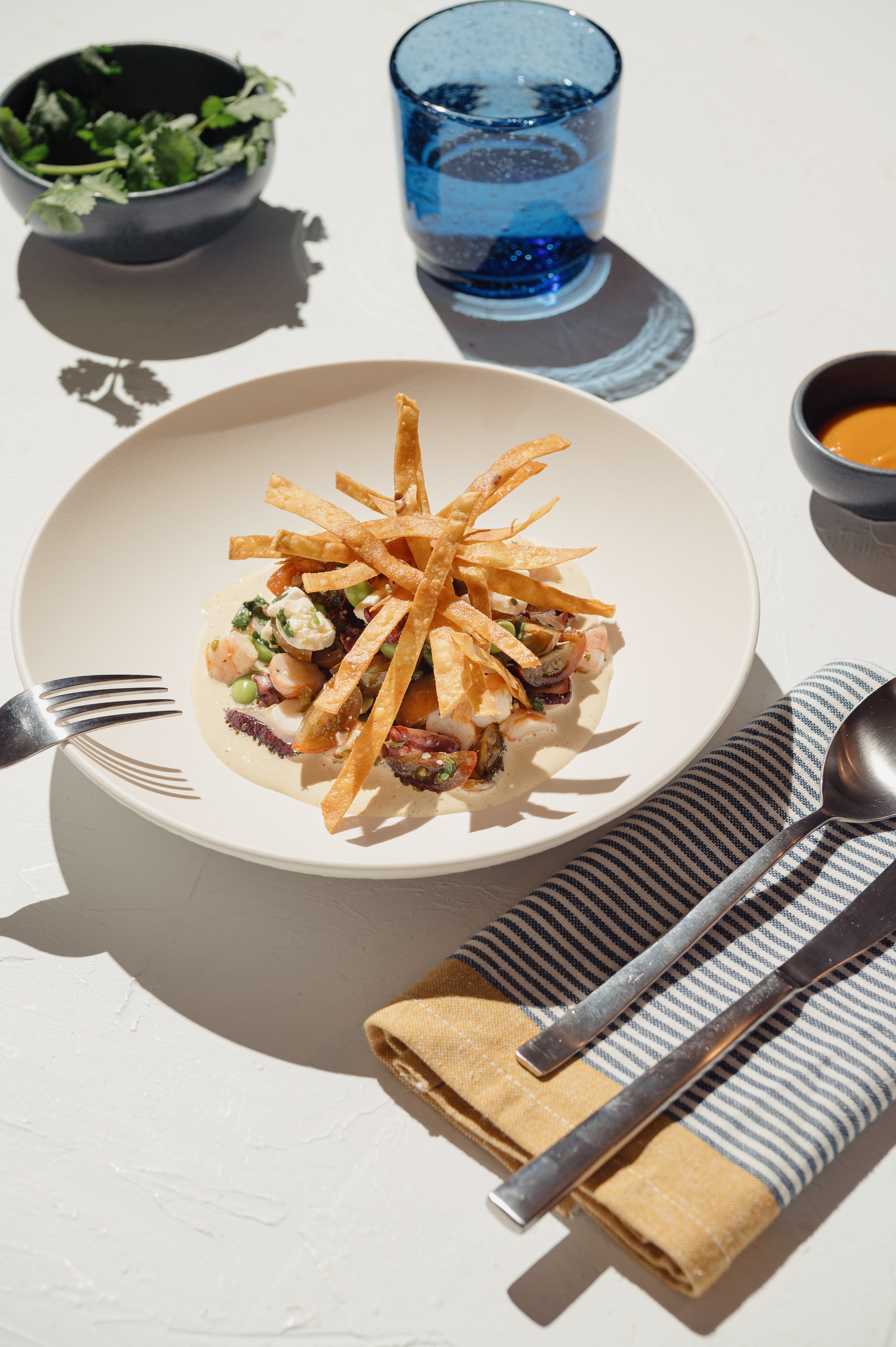 Pulpo y langostinos con edamame y mahonesa acevichada