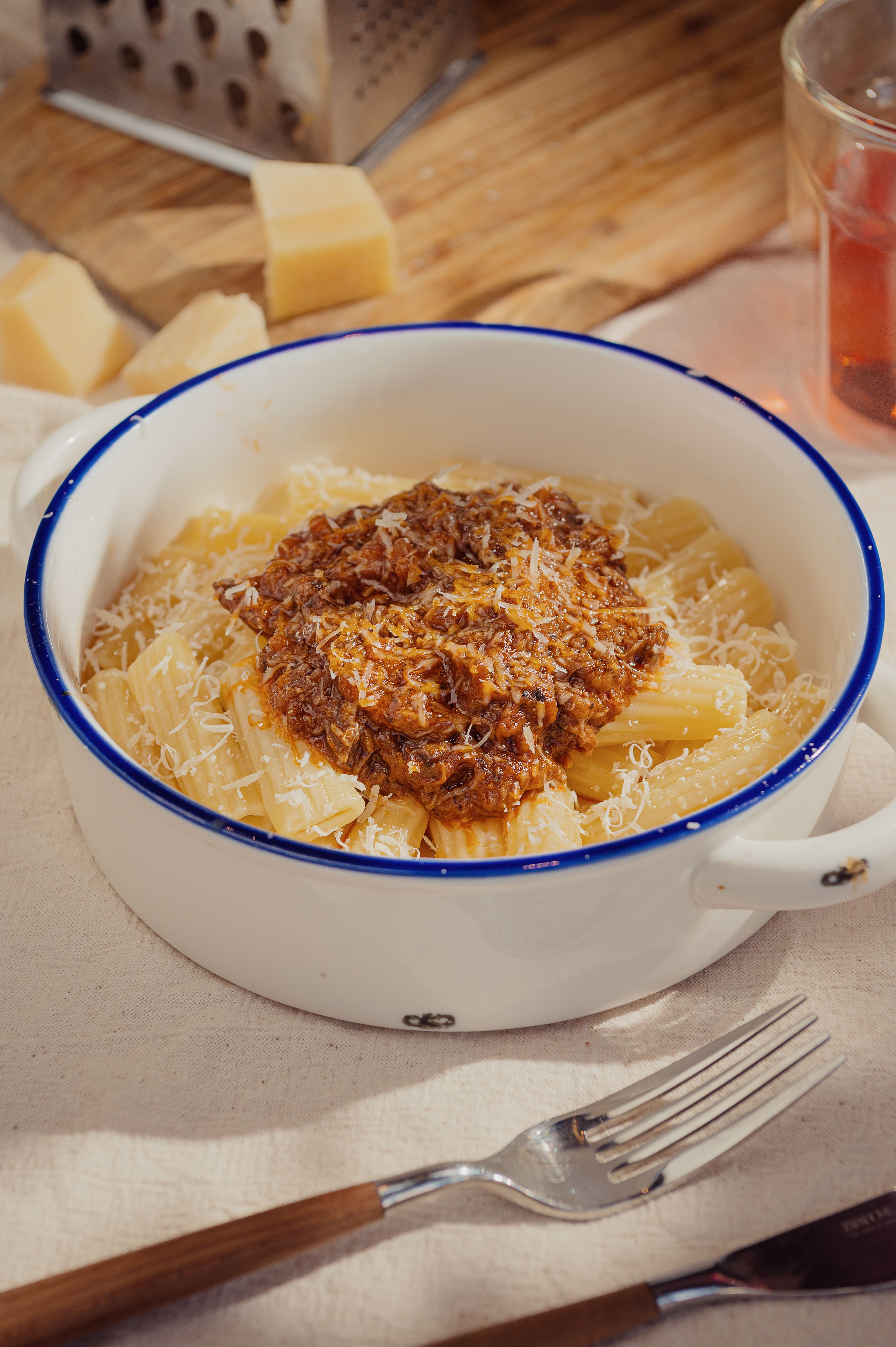 Rigatoni con ragut de cordero cocinado a baja temperatura